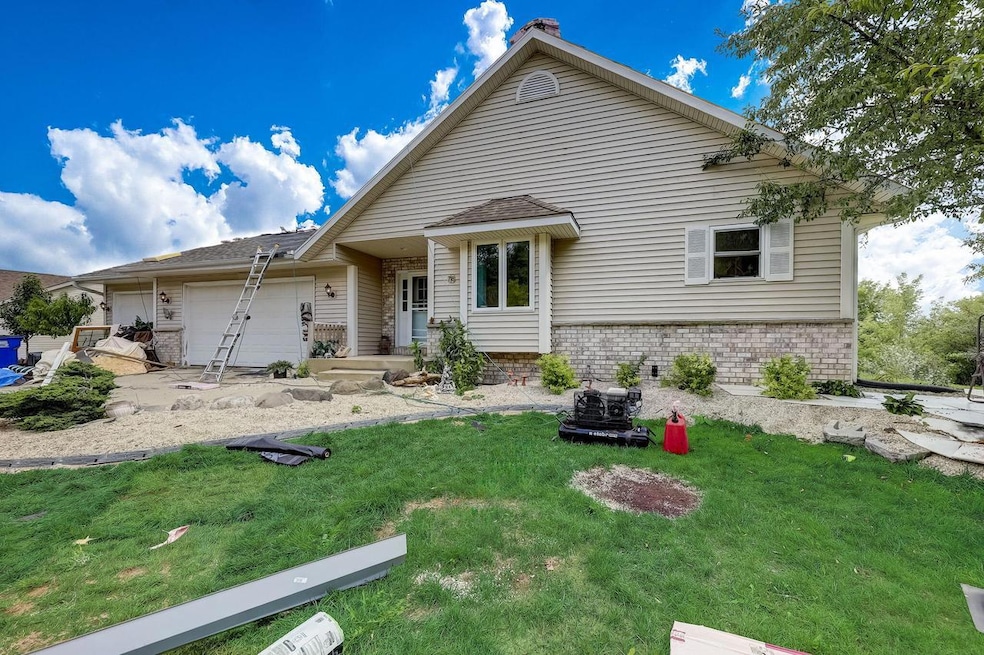 718 Hidden Lake Ct N, Slinger, WI 53086 - photo 1