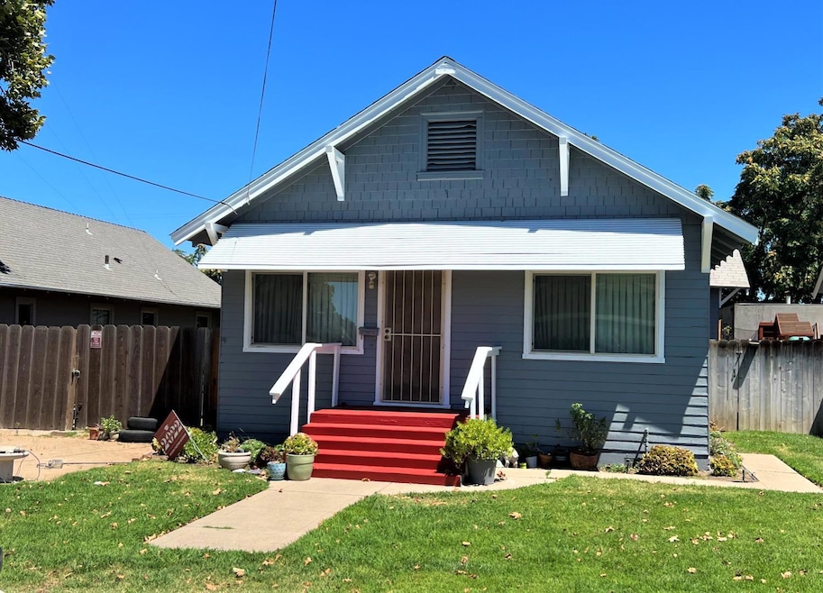 Welcome to 411 Davitt Avenue.  Note the freshly painted exterior.