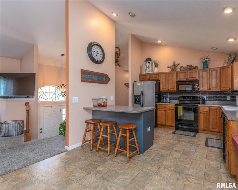 6604 Vine St, Davenport, IA 52806 - photo 1