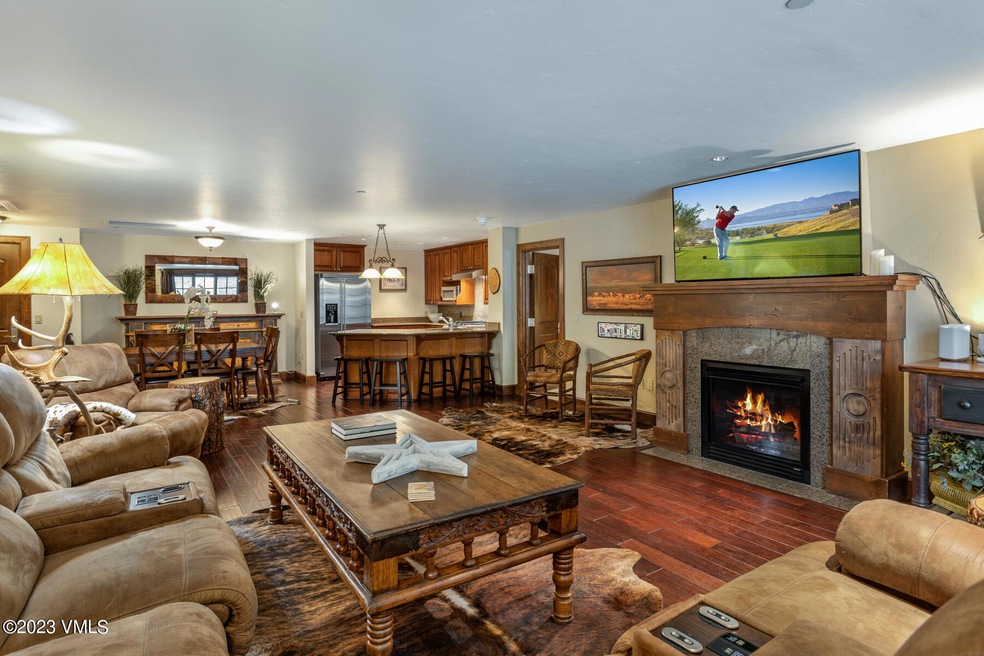 38390 US6-044-040-Living Room-MLS_Size