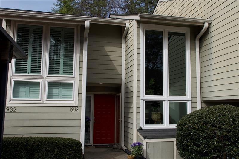Welcome Home!  A FANTASTIC INTOWN LOCATION awaits at 1932 Variations Drive!