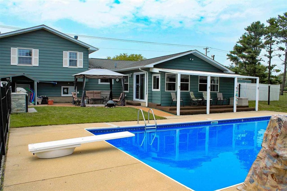 2443 S Oakhill Ave, Janesville, WI 53546 - photo 1