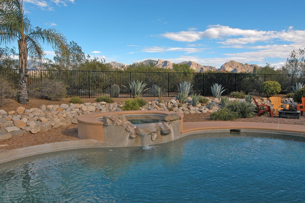 Welcome to 1582 W Thorntree Drive!
