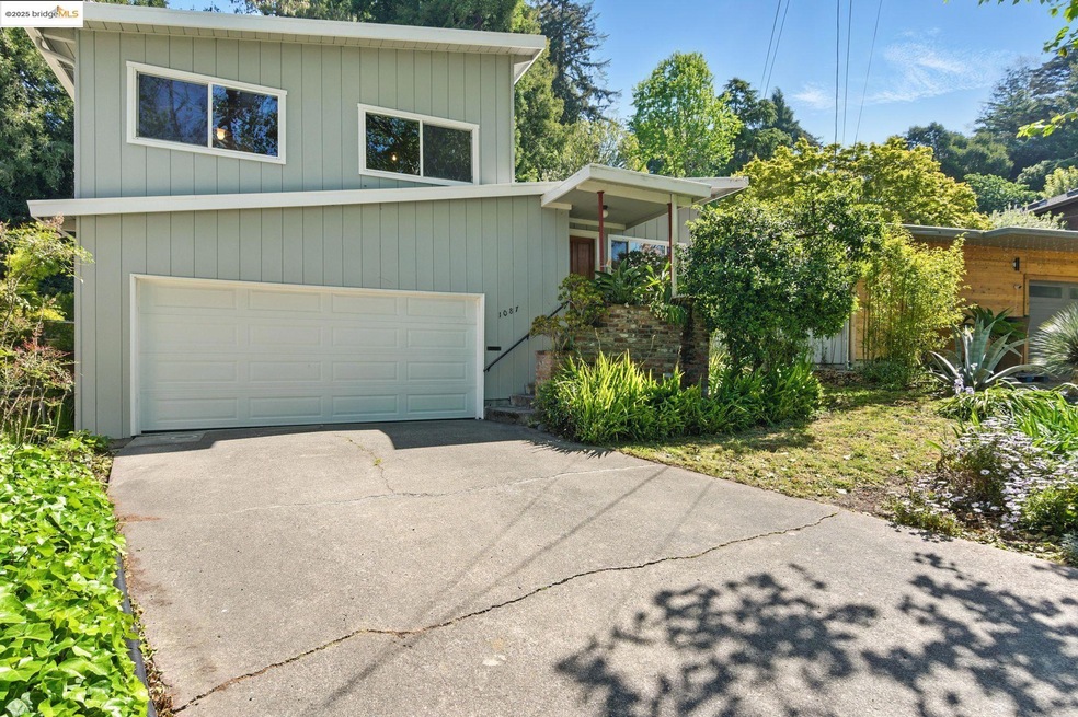 Spacious Mid-Century with 4 bedrooms and 3 bathrooms