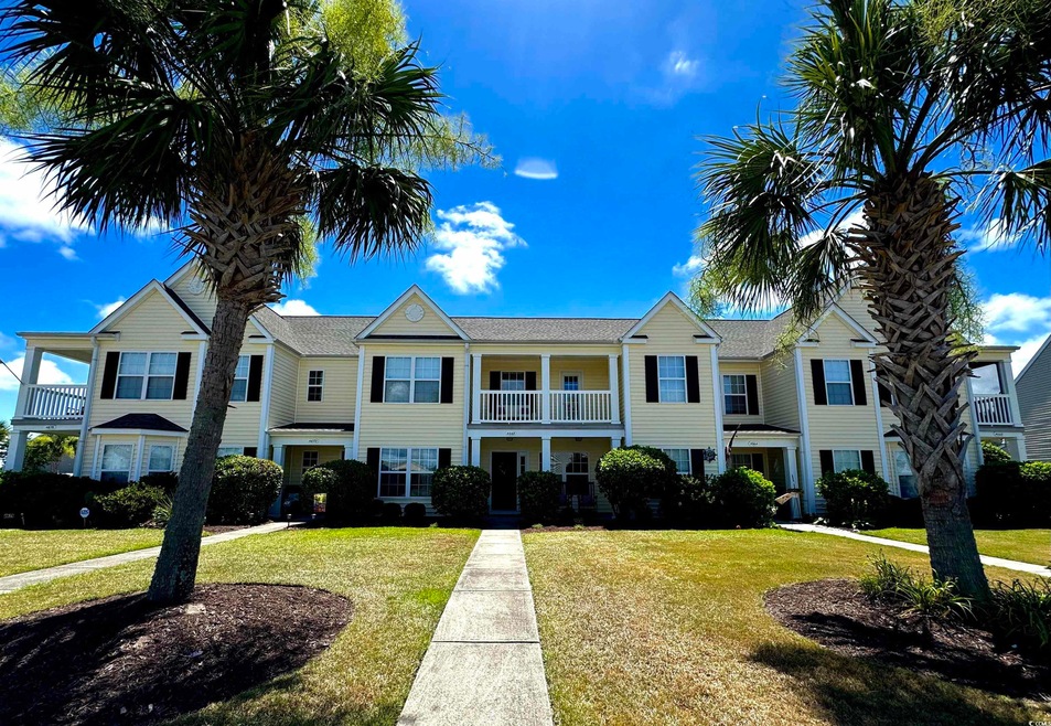 View of front facade featuring a front lawn and a 