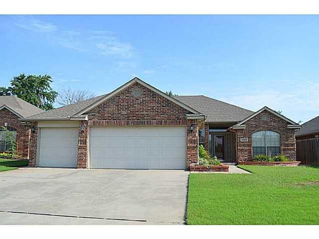 2313 NE 7th St, Moore, OK 73160 - photo 1