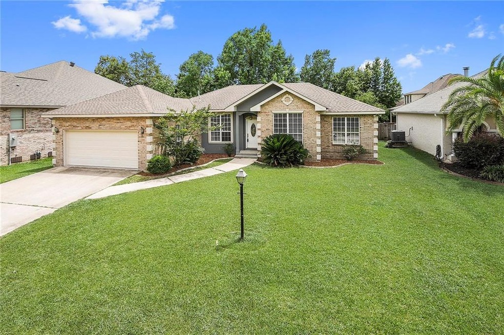 Beautiful renovated home in Spartan Trace. 3 bed r