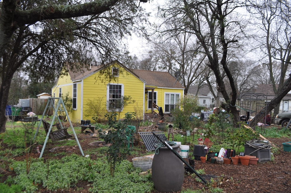 View of front facade with roof with shingles