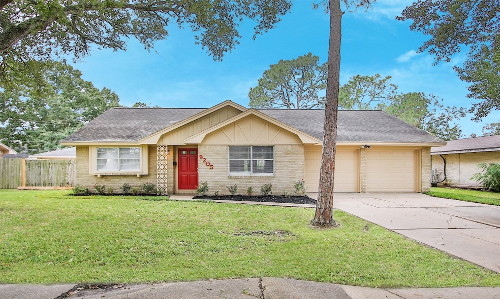 9205 Vicksburg Ave, Texas City, TX 77591 - photo 1