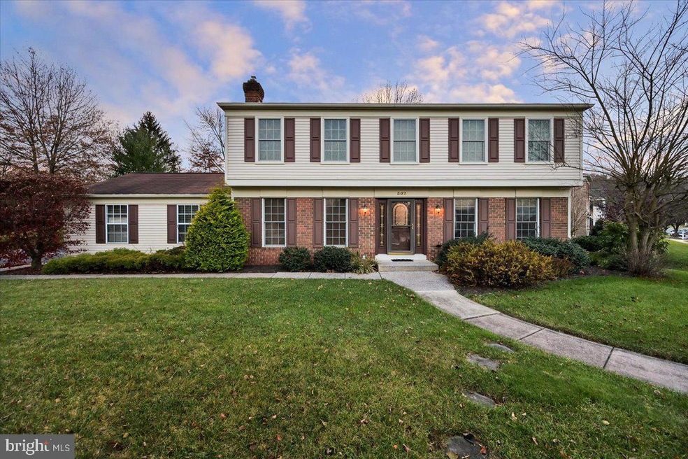 302 Lamp Post Ln, Hershey, PA 17033 - photo 1