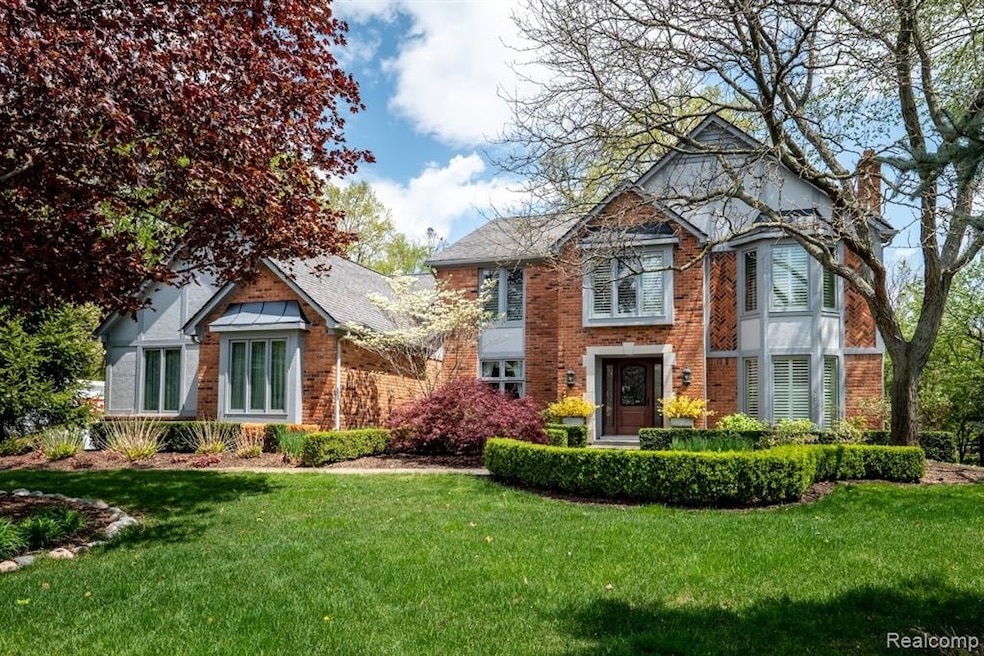 4936 Deepwood Dr, Troy, MI 48098 - photo 1