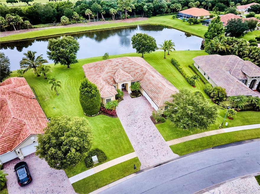3Bedrm, 3.5 Bthrms, 3 car gar, on .39 acre fountai