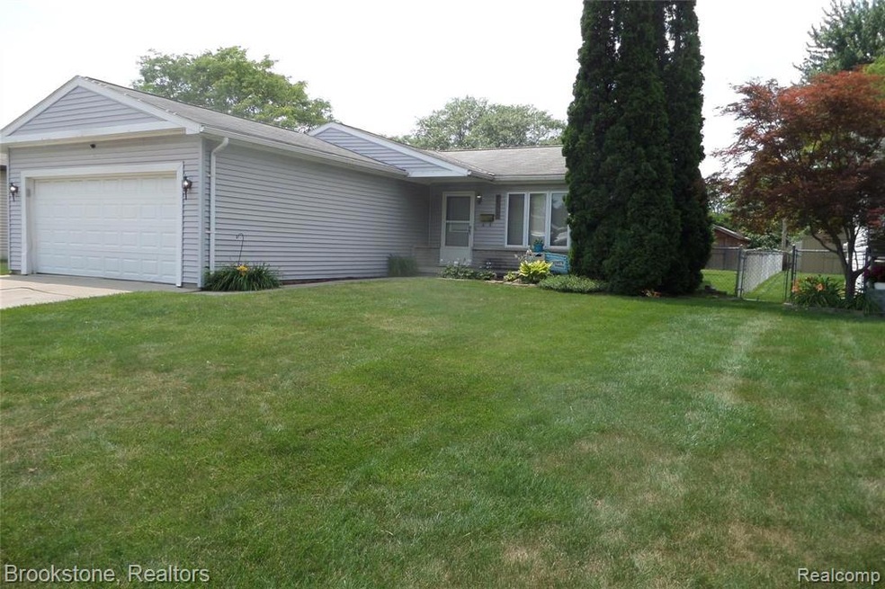 25157 Rose St, Roseville, MI 48066 - photo 1