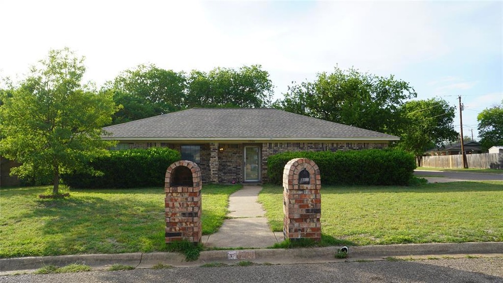 1200 Sandstone Dr, Cleburne, TX 76033 - photo 1