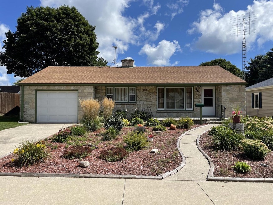 943 N 23rd St, Manitowoc, WI 54220 - photo 1