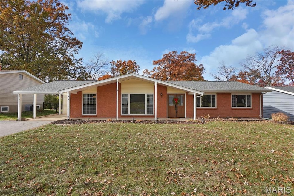 1019 Orchard Lakes Dr, Saint Louis, MO 63146 - photo 1