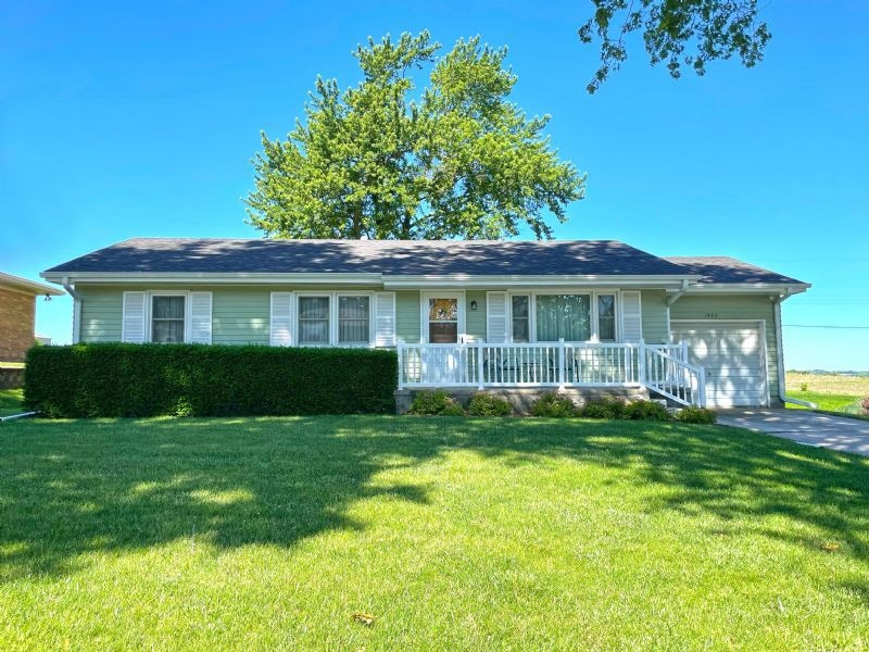 1502 Maple St, Shenandoah, IA 51601 - photo 1