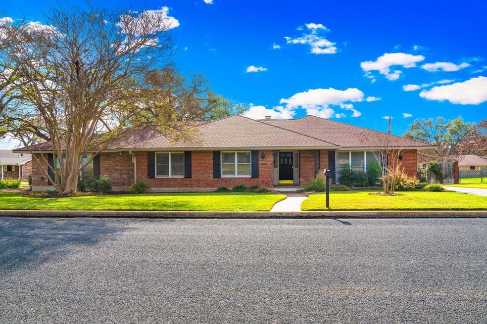 413 Candlelight Cir, Fredericksburg, TX 78624 - photo 1