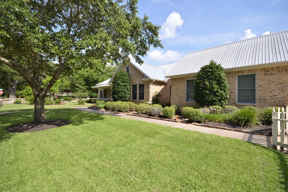 716 W Blum St, Alvin, TX 77511 - photo 1