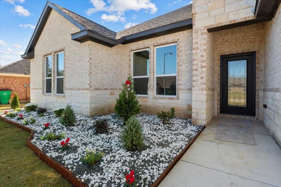 1109 Oxford Dr, Gainesville, TX 76240 - photo 1