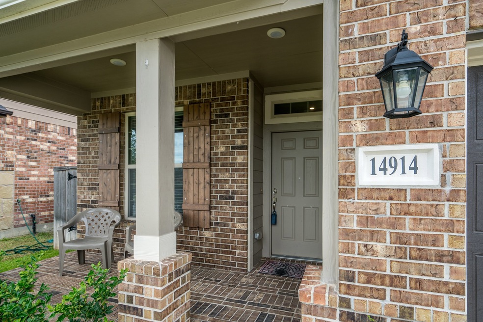 Inviting covered front porch!