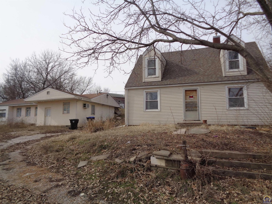 4621 SW Gage Blvd, Topeka, KS 66610 - photo 1