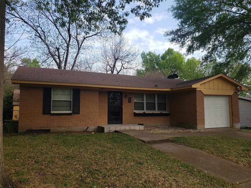 561 Lakeshore Dr, Ennis, TX 75119 - photo 1