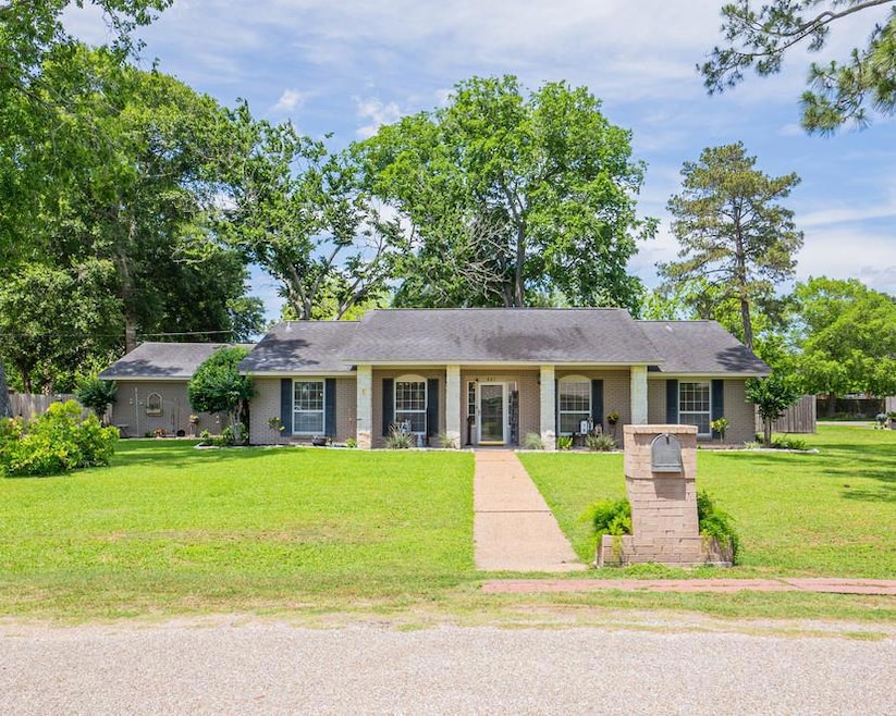 601 8th St, Bay City, TX 77414 - photo 1