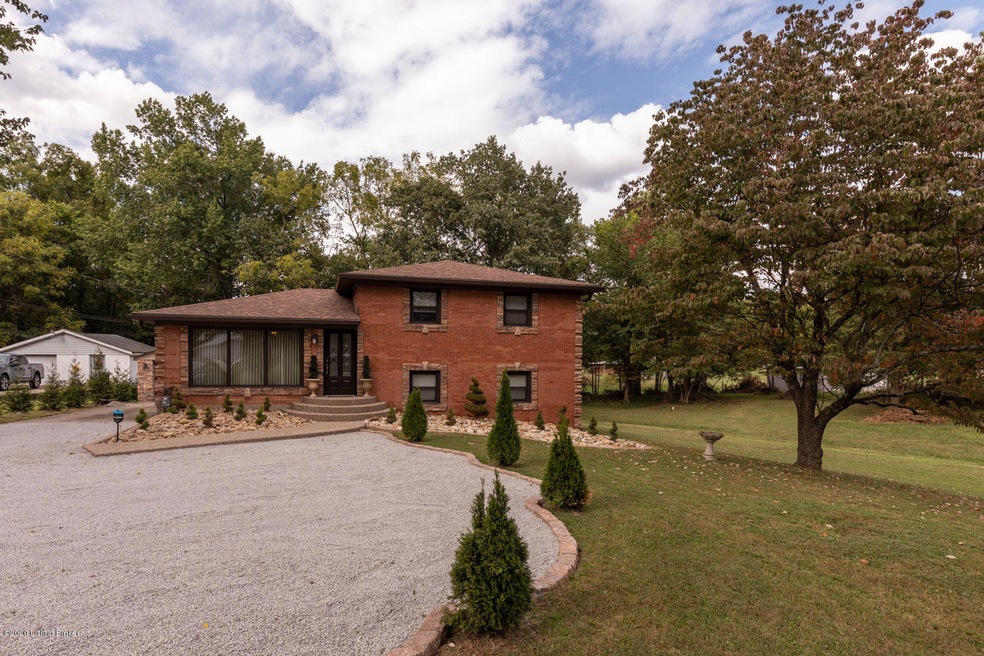 5711 E Manslick Rd, Louisville, KY 40219 - photo 1