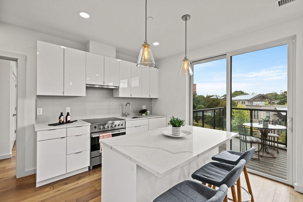 Sold $1,395,000 • Co-Listing Agent