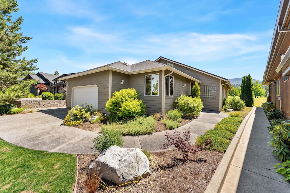 223 Twisted Pines Dr, Grants Pass, OR 97527 - photo 1