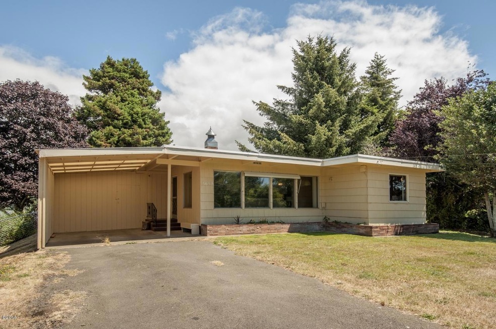 3652 NE Johns Loop