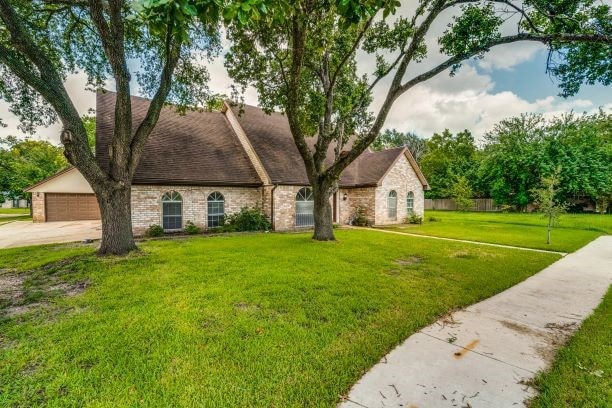 7658 Streamside Dr, Houston, TX 77088 - photo 1