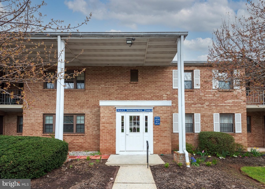 105 Woodstream Dr, Norristown, PA 19403 - photo 1