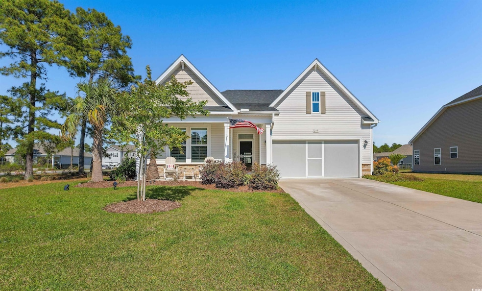 Craftsman house featuring driveway, a front yard, 