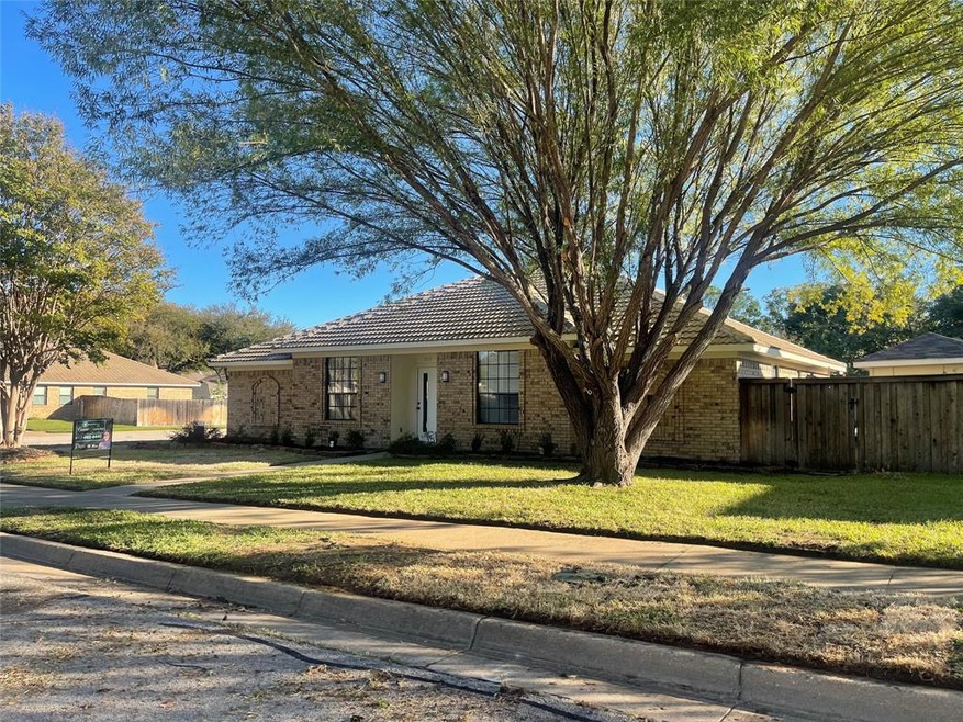 212 Stanford Dr, Bedford, TX 76021 - photo 1