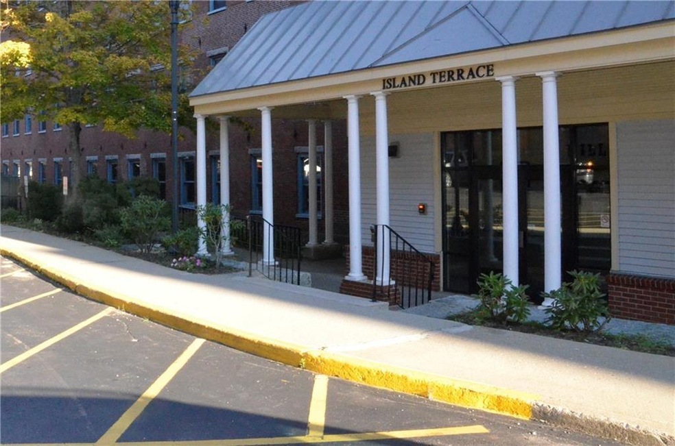 Island Terrace unit 106, Saco, ME 04072 - photo 1