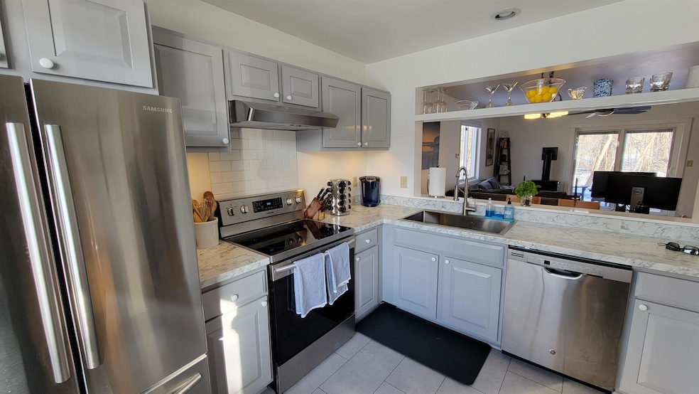 47 Overlook Dr, South Burlington, VT 05403 - photo 1