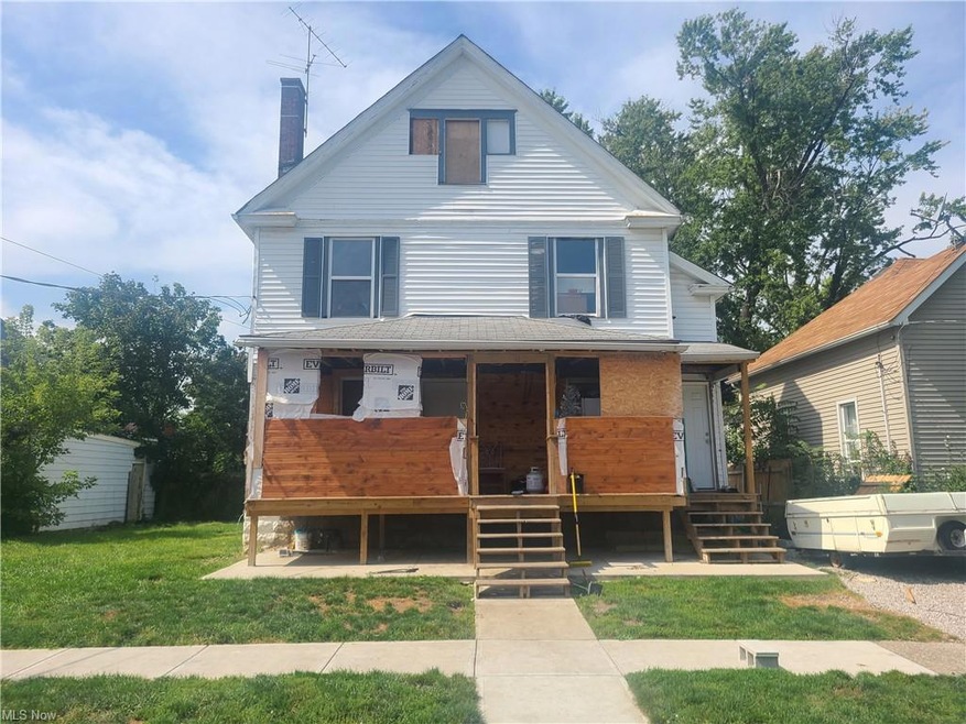 View of front facade with a front lawn