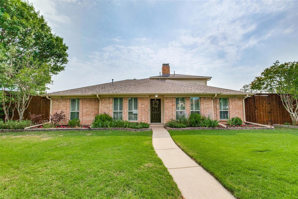 Beautiful front yard situated on a quiet cul-de-sa