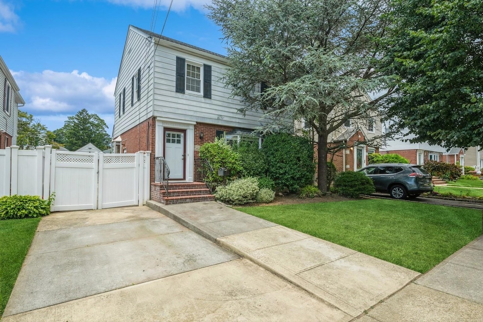 72 Spruce St, West Hempstead, NY 11552 - photo 1