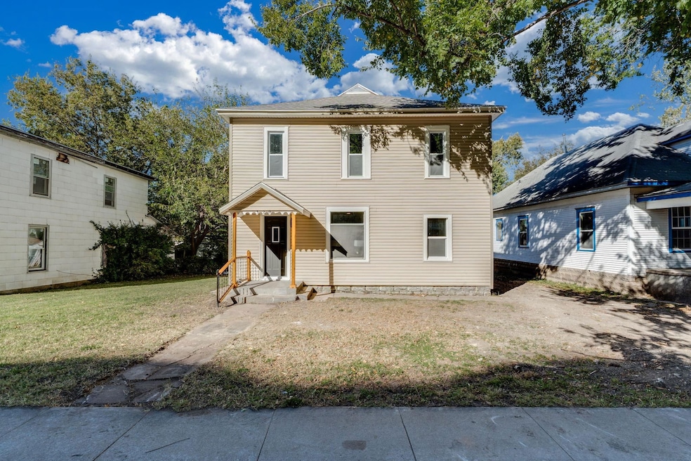 320 E 7th St, Newton, KS 67114 - photo 1