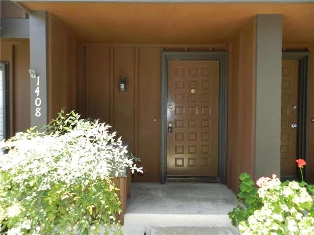 Large Garden Town home on quiet greenbelt.
