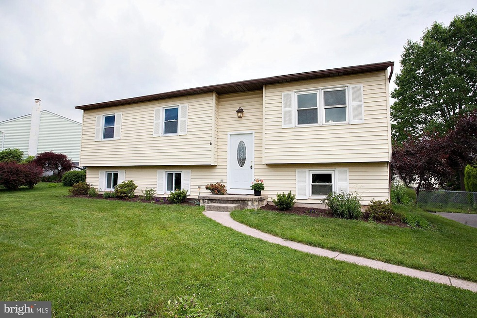 13 Eisenhower Dr, Boyertown, PA 19512 - photo 1