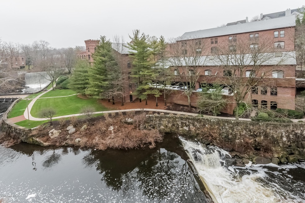 12 Glenville St unit 105, Greenwich, CT 06831 - photo 1