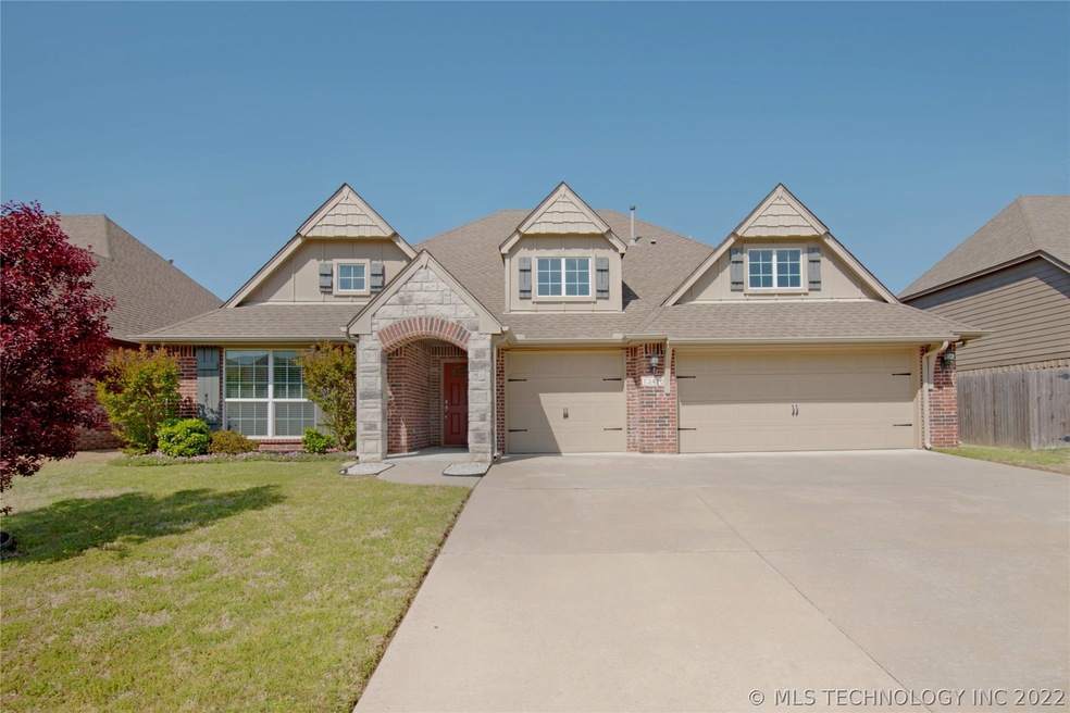 CHARMING SINGLE STORY HOME WITH A 3 CAR GARAGE IN