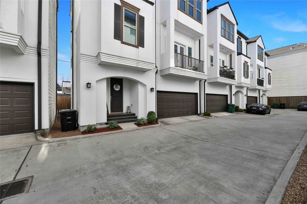 No HOA!  2 car garage.  2 can also park parallel i