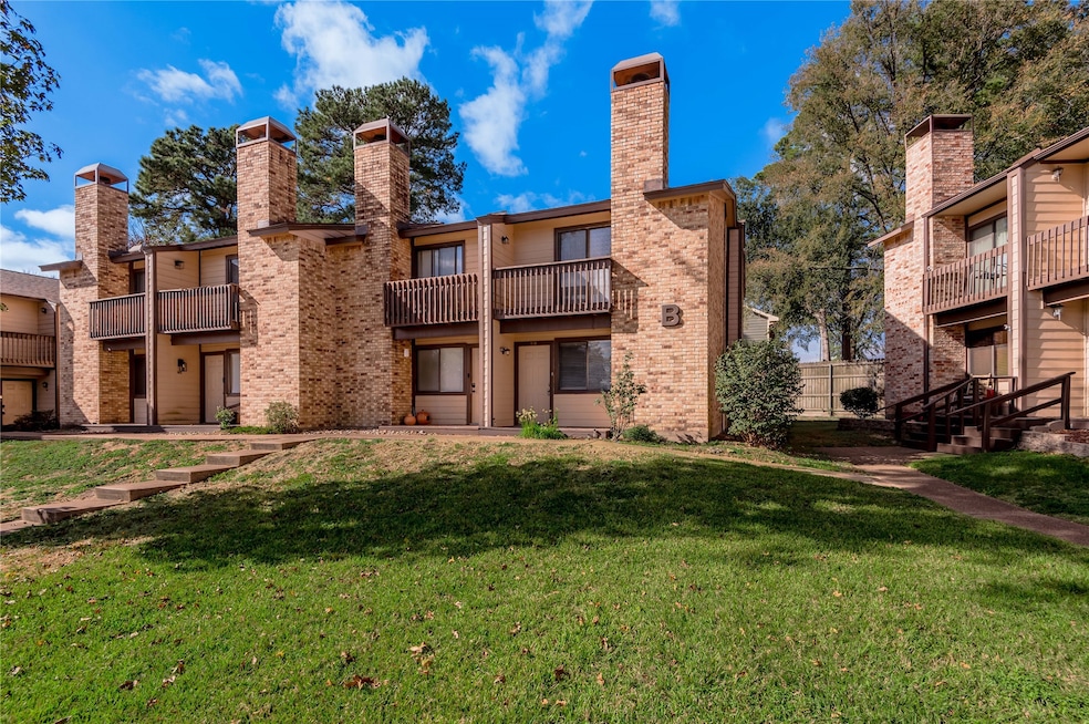 2521 Crosstimbers St unit B4, Huntsville, TX 77320 - photo 1