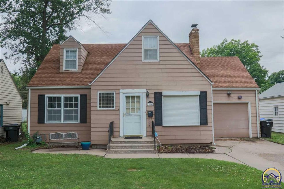 811 SW Randolph Ave, Topeka, KS 66606 - photo 1