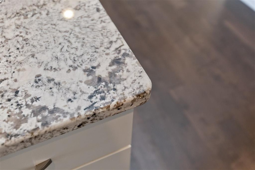 1826 Huntsboro Ln SW, Cedar Rapids, IA 52404 - photo 1